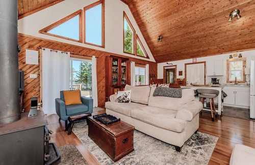 Tobermory Cottage | Lakeview Loft: A-Frame Escape Tobermory