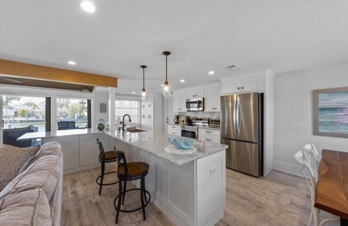 Anna Maria House | Lakeview Lookout - Canal Front Cottage