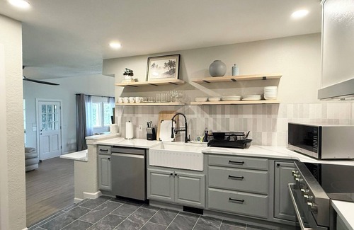 Warr Acres House | Lakeview Lounge Group-friendly Near Hefner LW