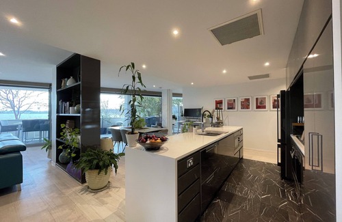 Kingston Condo | Lakeview Luxe - Pool, Gym, Tesla EV Charger - Prime Kingston Foreshore Location!