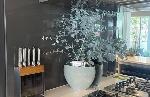 Kingston Condo | Lakeview Luxe - Pool, Gym, Tesla EV Charger - Prime Kingston Foreshore Location!