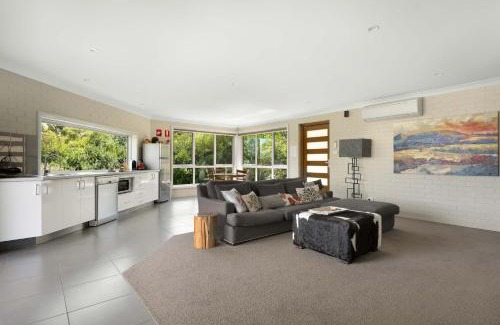 Canobolas Bed & Breakfast | Lakeview Luxury Retreat