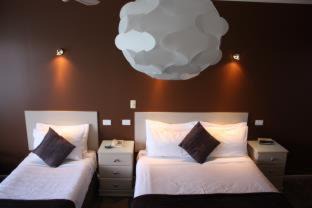 Waterhouse Hotel | Lakeview Motel and Apartments