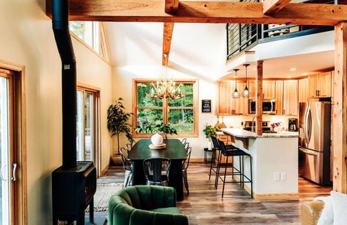 Green Mountains Cabin | Lakeview☀️Near Stowe🥾4 Bedroom👨👩👧👦Hot Tub🥂Mountain View🏔Canoe🛶Game Room🎱Swimming🏊♀️