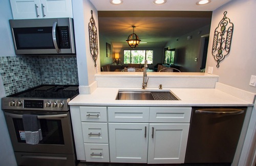 Wesley Chapel Condo | Lakeview Oasis – Cozy 1BR Condo w/Sunset Views, Full Kitchen & Patio – Perfect for Relaxation!