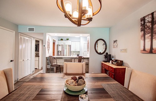 Wesley Chapel Condo | Lakeview Oasis – Cozy 1BR Condo w/Sunset Views, Full Kitchen & Patio – Perfect for Relaxation!