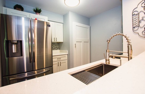 Wesley Chapel Condo | Lakeview Oasis – Cozy 1BR Condo w/Sunset Views, Full Kitchen & Patio – Perfect for Relaxation!