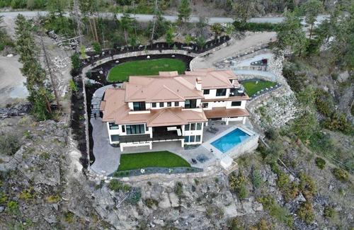 Central Okanagan Villa | Lakeview Paradise Tranquil getaway in Kelowna to relax at our 2 bedroom suite.