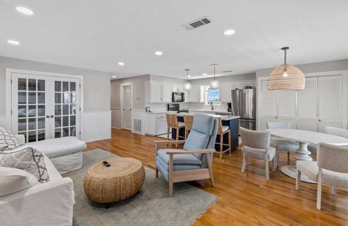Deatonville House | Lakeview Paradise: Comfy retreat on the water