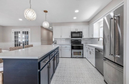Deatonville House | Lakeview Paradise: Comfy retreat on the water