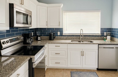 Indian Wells House | Lakeview Pool Villa, 3BD/2BA 10 min to Disney!