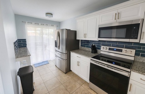 Indian Wells House | Lakeview Pool Villa, 3BD/2BA 10 min to Disney!