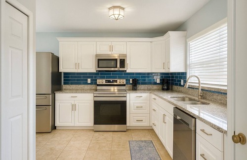 Indian Wells House | Lakeview Pool Villa, 3BD/2BA 10 min to Disney!