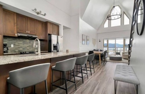 Harrison Hot Springs Apartment | Lakeview Splendor- 7-BR Penthouse Bliss Rooftop