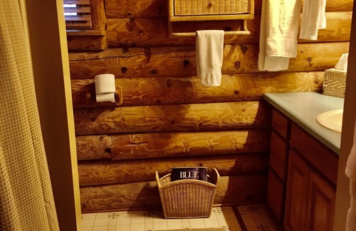 Interlochen Cabin | Lakewood Lodge on Beautiful Bass Lake 6 adults 2 children