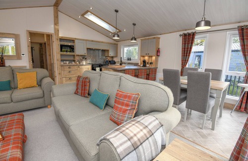 Woodhall Spa Cottage | LAKEWOOD RETREAT, pet friendly, with hot tub in Woodhall Spa