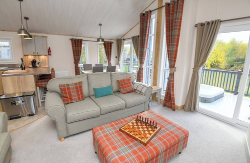 Woodhall Spa Cottage | LAKEWOOD RETREAT, pet friendly, with hot tub in Woodhall Spa