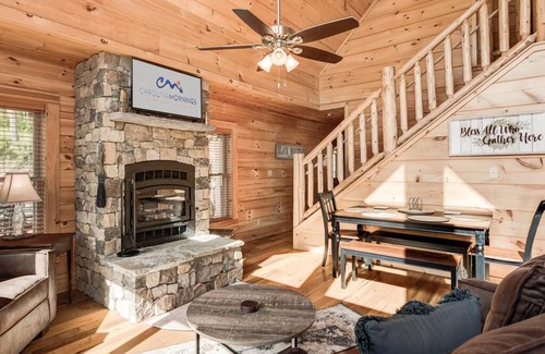 Black Mountain Cabin | Lakey Gap Lodge by Carolina Mornings | Hot Tub, Gas Grill +Biltmore Pass