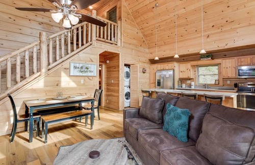Black Mountain Cabin | Lakey Gap Lodge by Carolina Mornings | Hot Tub, Gas Grill +Biltmore Pass