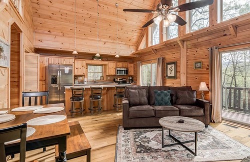 Black Mountain Cabin | Lakey Gap Lodge by Carolina Mornings | Hot Tub, Gas Grill +Biltmore Pass