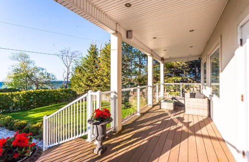 Jacksons Point Villa | Lakview Oasis
