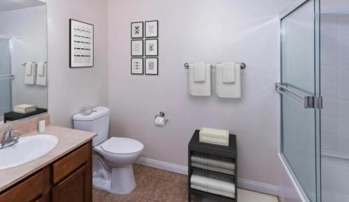 Koreatown Apartment | LALAs House- 1br with Free Parking, Pool and Sauna
