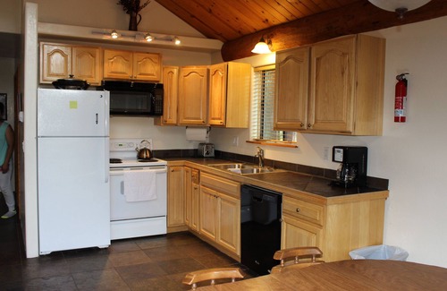 Greer Cabin | Lamar Cabin. Family & Pet Friendly! A short walk to the fabulous Greer Lakes!