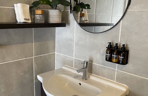 Kempton Park Bed & Breakfast | L’Amorie, stylish, secure & safe, 10 min to OR Tambo international