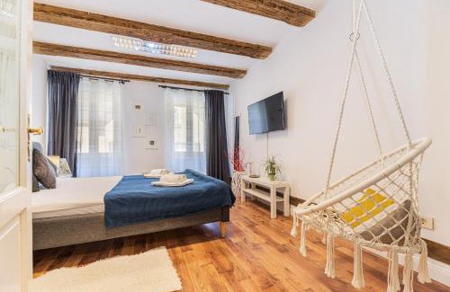 Brasov Old Town Apartment | Lamp House