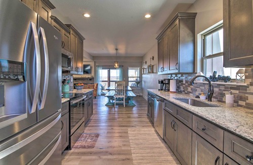 Lampe House | Lampe Retreat w/Pool Access - Walk to Lake!