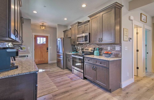 Lampe House | Lampe Retreat w/Pool Access - Walk to Lake!
