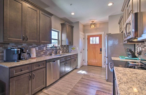 Lampe House | Lampe Retreat w/Pool Access - Walk to Lake!