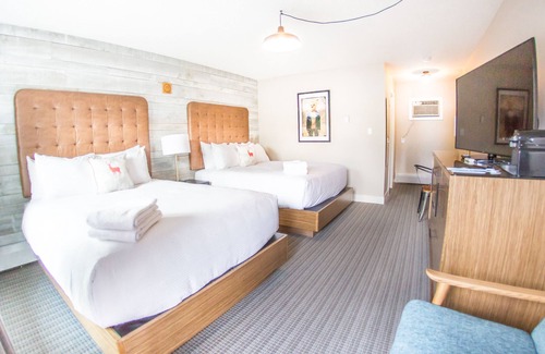 Town Centre Hotel | Lamphouse I Double Queen Room