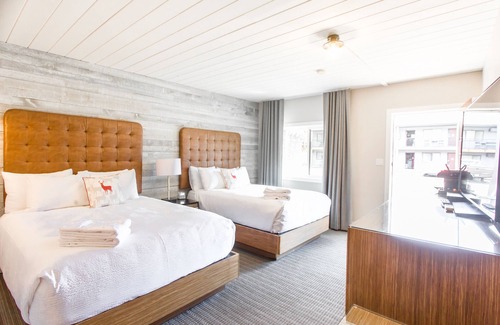 Town Centre Hotel | Lamphouse I Double Queen Room
