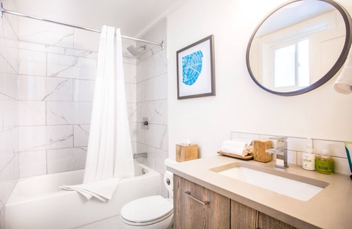 Town Centre Hotel | Lamphouse I Double Queen Room