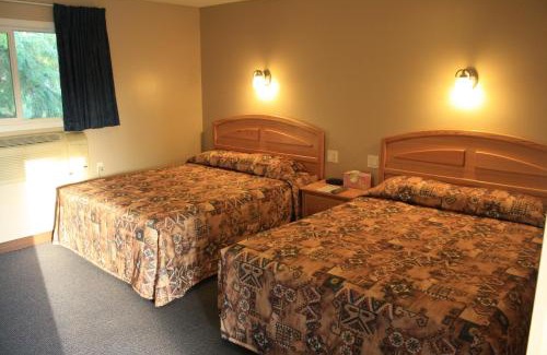 Three Hills Hotel | Lamplighter Inn