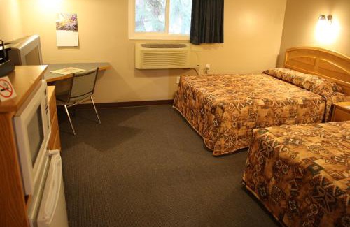Three Hills Hotel | Lamplighter Inn