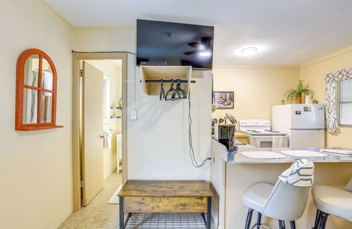 Chiefland Apartment | Lanai & Fire Pit: Riverfront Studio in Chiefland!
