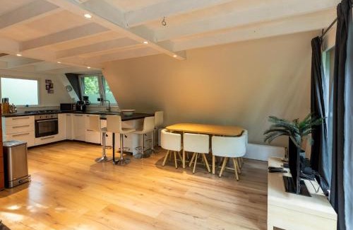 Rekem House | Lanaken Lakeside Cabin Stay