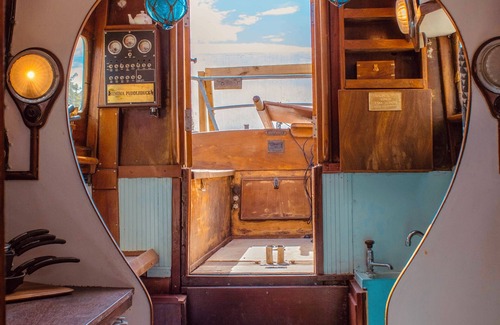 Stanton on the Wolds Boat Rental | Land Ahoy! A historic boat, anchored in acres of greenery. 1 of a kind adventure