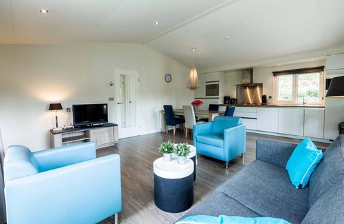 Aalst Ski Chalet | ✓ Landhuis at Recreatiepark het Esmeer ✓ Holiday home for 4 persons ✓ Located in Aalst (Gelderland) ✓ Waterside holiday park ✓ Book directly through the park