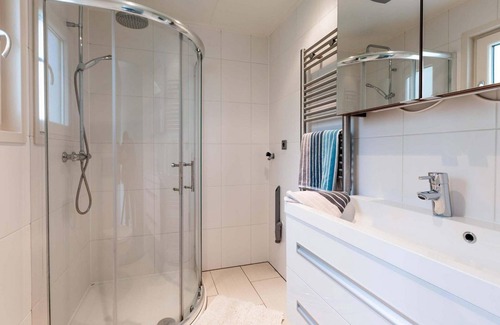 Aalst Ski Chalet | ✓ Landhuis at Recreatiepark het Esmeer ✓ Holiday home for 4 persons ✓ Located in Aalst (Gelderland) ✓ Waterside holiday park ✓ Book directly through the park