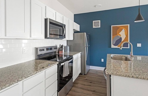 Venus Apartment | Landing | Amazing 2BD, Pool, Clubhouse
