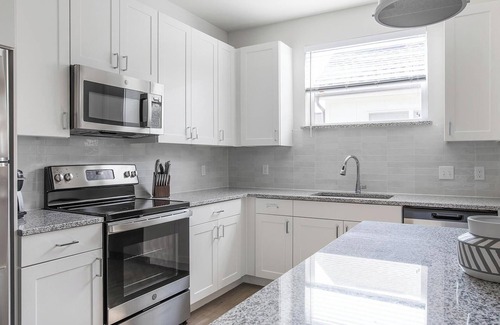 Tarrant County Apartment | Landing | Amazing 2BD, Pool, Gym