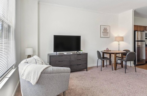 Shockoe Bottom Apartment | Landing at 2001 East - Studio in Downtown