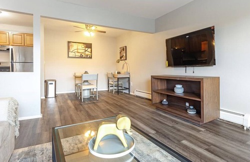 Ann Arbor Apartment | Landing at Arbor Haus - 2 Bedrooms in Carpenter
