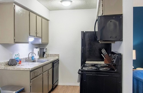 South Tulsa Apartment | Landing at Echo Trail Apartments - 2 Bedrooms i.