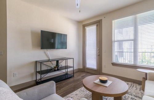 Conroe Apartment | Landing at Enclave at Woodland Lakes - 1 Bedroom in The Woodlands
