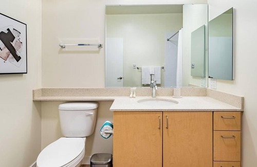 Everett Apartment | Landing at Library Place Apartments - Studio in Bayside