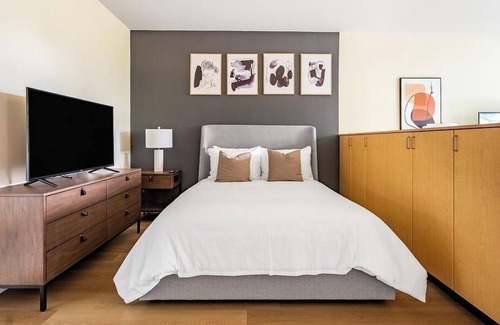 Everett Apartment | Landing at Library Place Apartments - Studio in Bayside
